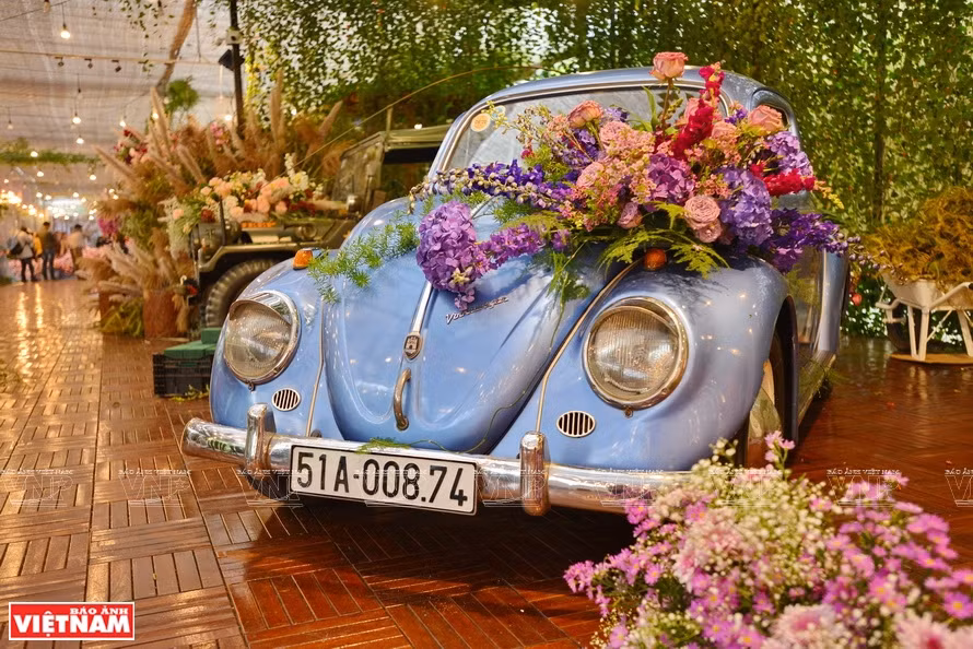 Une œuvre dans le cadre d'un concours de décoration de voitures en fleurs à Da Lat. Photo: Thanh Hoa