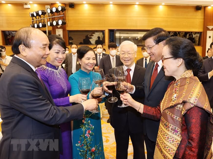 Le secrétaire général du Parti communiste du Vietnam Nguyen Phu Trong, le président de l'État Nguyen Xuan Phuc et leurs épouses au banquet en l'honneur du secrétaire général du PPRL et président lao Thongloun Sisoulith, de son épouse et de la délégation lao. Photo: VNA 