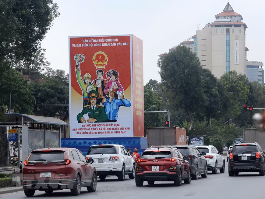  Un grand panneau d’affichage sur la rue Yen Phu. Photo : VNA