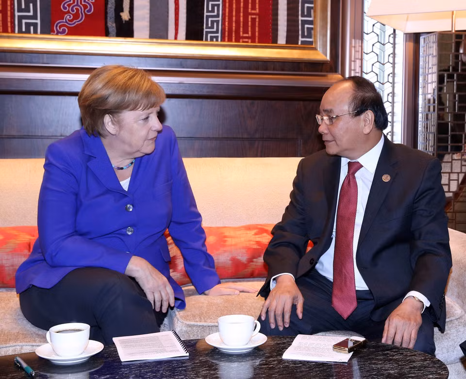  Le 15 juillet 2016, en Mongolie, le Premier ministre Nguyen Xuan Phuc rencontre la chancelière allemande Angela Merkel, en marge du 11e Sommet de l'ASEM. Photo: VNA