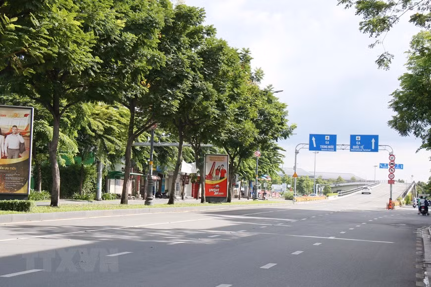 En raison de la fréquence réduite des vols, la route de Truong Son vers l'aéroport de Tan Son Nhat est peu fréquenté. Photo: VNA