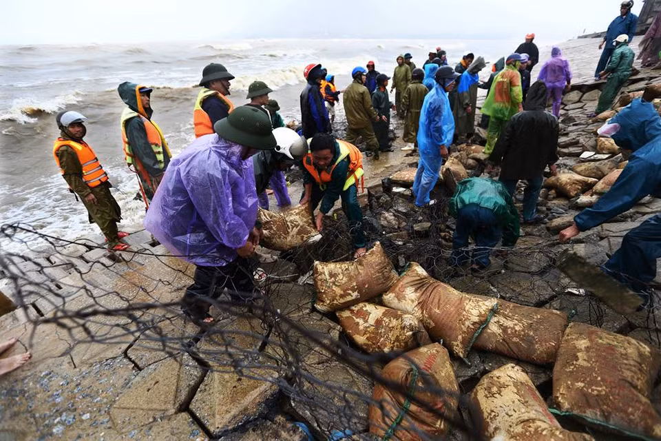 Le reportage photo intitulé «C'est le peuple que nous devons servir» de Vu Sinh, Minh Quyet, Thanh Dat de l'Agence vietnamienne d'Information (VNA) a remporté le prix B de la 5e édition des Prix nationaux sur l'édification du Parti, appelés « Bua liêm vàng » (Marteau et Faucille d'or) 2020. Les inondations en octobre 2020 ont causé de graves pertes humaines et matérielles au Centre. L'armée et la police se sont tenues au côté des autorités et habitants locaux pour surmonter les conséquences des intempéries, devenant ainsi un appui solide de la population. Sur la photo: Des militaires travaillent avec des autorités et des habitants de la commune de Cam Nhuong, district de Cam Xuyen, province de Ha Tinh, pour consolider une digue maritime.