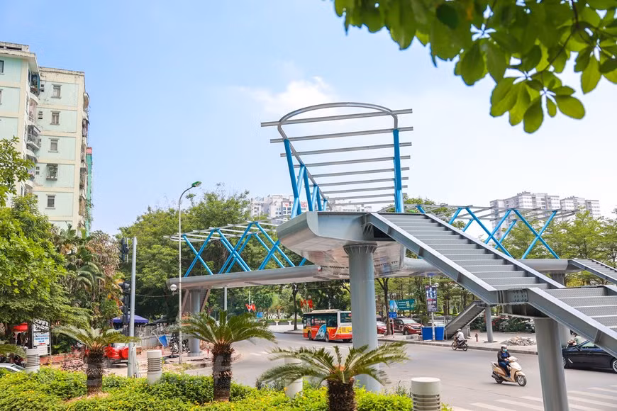 Ce viaduc pour piétons en acier facilitera la circulation dans la capitale. Photo: Vietnam +