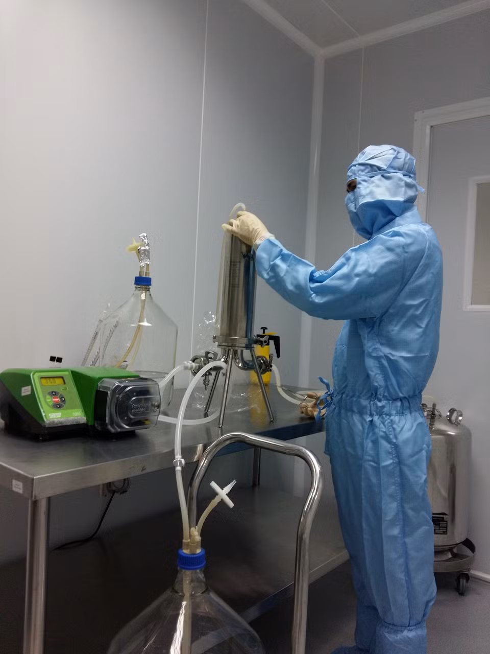 Recherche sur la production de vaccins dans une usine de vaccins moderne, située dans le district de Cam Lam, province de Khanh Hoa.