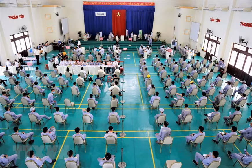 Employés de l'entreprise Thaco Chu Lai, dans la province de Quang Nam (Centre), se faisant vacciner contre le coronavirus. Photo: VNA