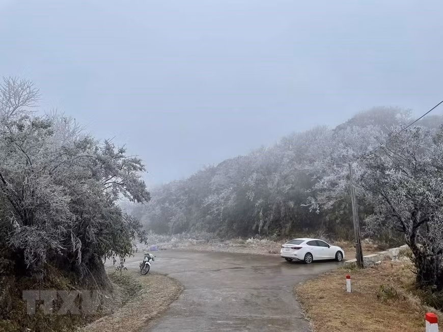 Le sommet du montagne Phia Oac est teinté d'une couleur blanche de neige, comme le paysage en Europe.
