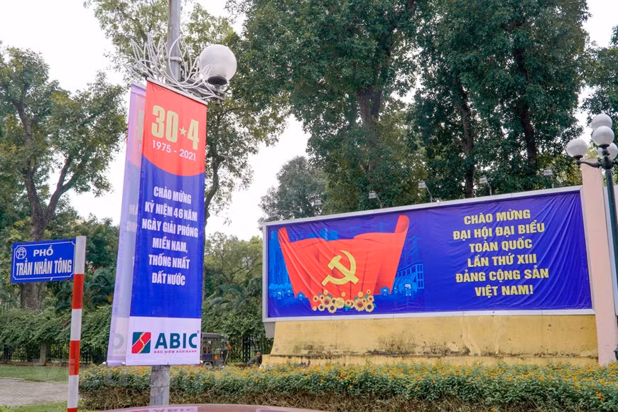 Il est 11h30, ce 30 avril 1975… Le drapeau de l’Armée de libération flotte au sommet du Palais de l’Indépendance, dernier bastion du régime saïgonnais. Le cabinet du président Duong Van Minh s’est rendu sans condition à l’armée de libération. Le Vietnam, après 30 années de combats impitoyables et de sacrifices, vient de reconquérir sa liberté et son indépendance… Pendant un long parcours, des sacrifices et des pertes sont très importants pour pouvoir mener à la grande victoire du printemps en 1975. En regardant en arrière, les cimetières, de Dong Truong Son dans la province centrale de Quang Tri à ceux du sud, ont des dizaines de milliers de tombeaux de soldats tombés au combat inconnus qui sont venus du Nord et sont morts pendant la guerre pour libérer le Sud. Photo : Vietnamplus