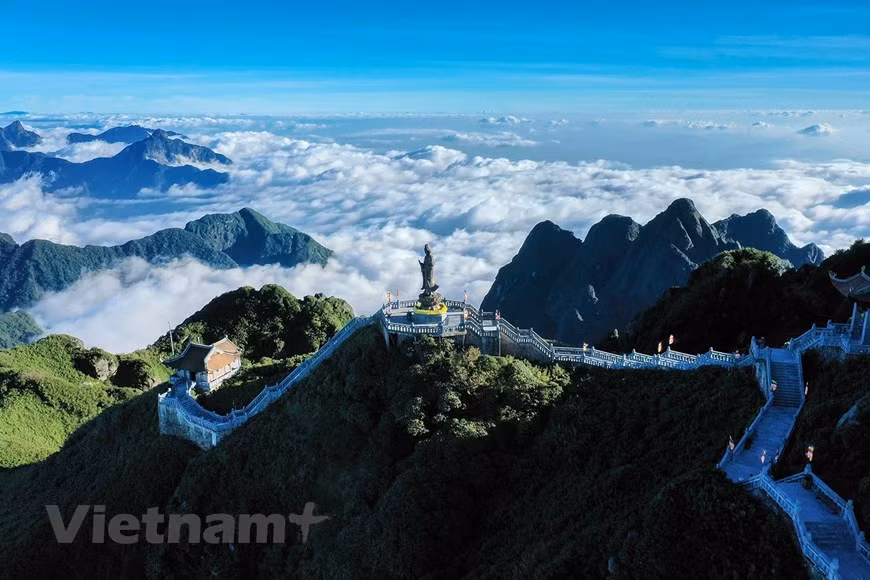 Depuis quelques années, monter au pic de Fansipan est plus facile grâce à la télécabine. Par conséquent, lorsque la saison de "la chasse aux nuages" arrive, de nombreux touristes viennent ici pour capturer tous les moments rares. (Photo: Vietnam +)
