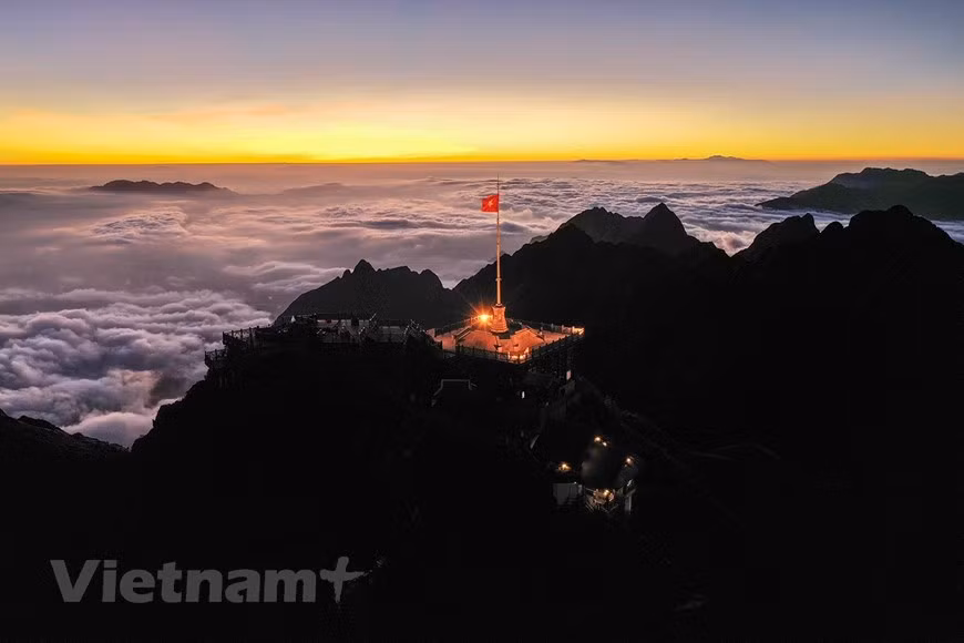 Le pic du Fansipan apparaît avec toutes les couleurs et la beauté à différents moments, que ce soit à l'aube ou au crépuscule, au soleil intense ou au froid. (Photo: Vietnam +)