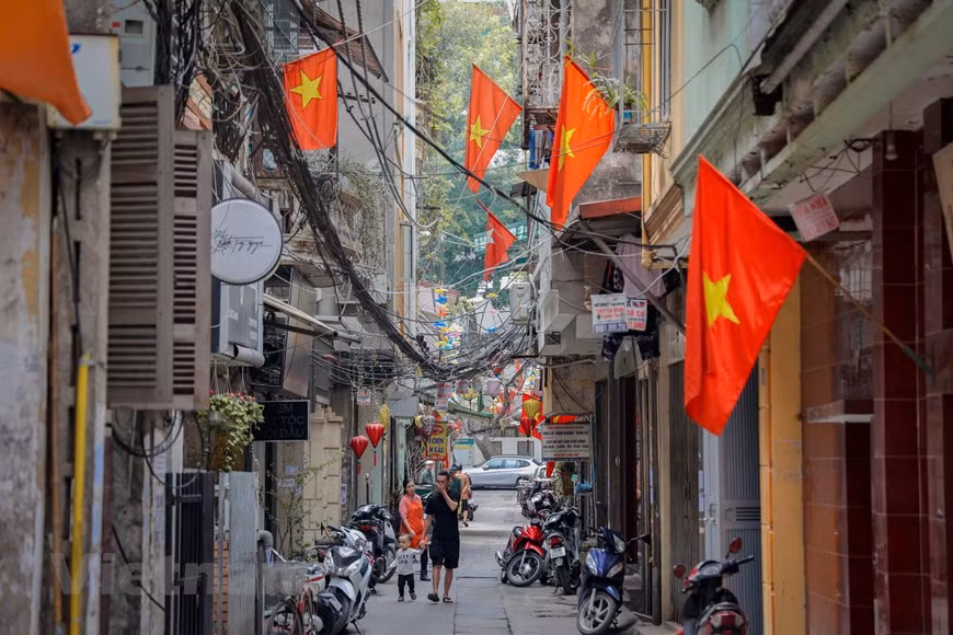 La victoire du printemps 1975 a mis un point final à 21 ans de résistance acharnée contre les Américains et à 117 ans de l’emprise du colonialisme et de l’impérialisme. Une nouvelle ère commence pour les Vietnamiens, celle de la liberté, de l’indépendance, de la réunification et du socialisme. La victoire du printemps 1975 met en lumière la cohésion extraordinaire qui a eu lieu il y a 40 ans entre l’armée et le peuple vietnamien. Des millions de Vietnamiens du Nord au Sud sont tombés au champ d’honneur pour recouvrer leur indépendance et toutes les forces autant humaines que matérielles ont été mises au service du ravitaillement des fronts du Sud. Photo : Vietnamplus
