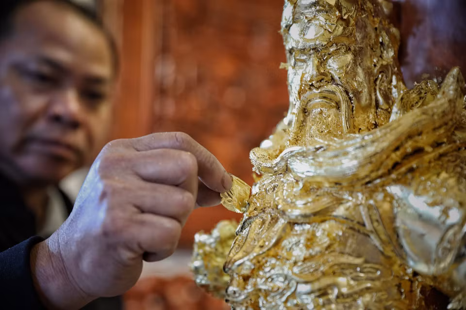 La fabrication de feuilles d’or et d’argent respecte de nombreuses étapes, toutes marquées par des opérations ingénieuses et minutieuses. Au total, une quarantaine sont requises pour obtenir des feuilles bien plus minces que celles de riz. Et la plupart sont faites à la main. Photo: VNA 