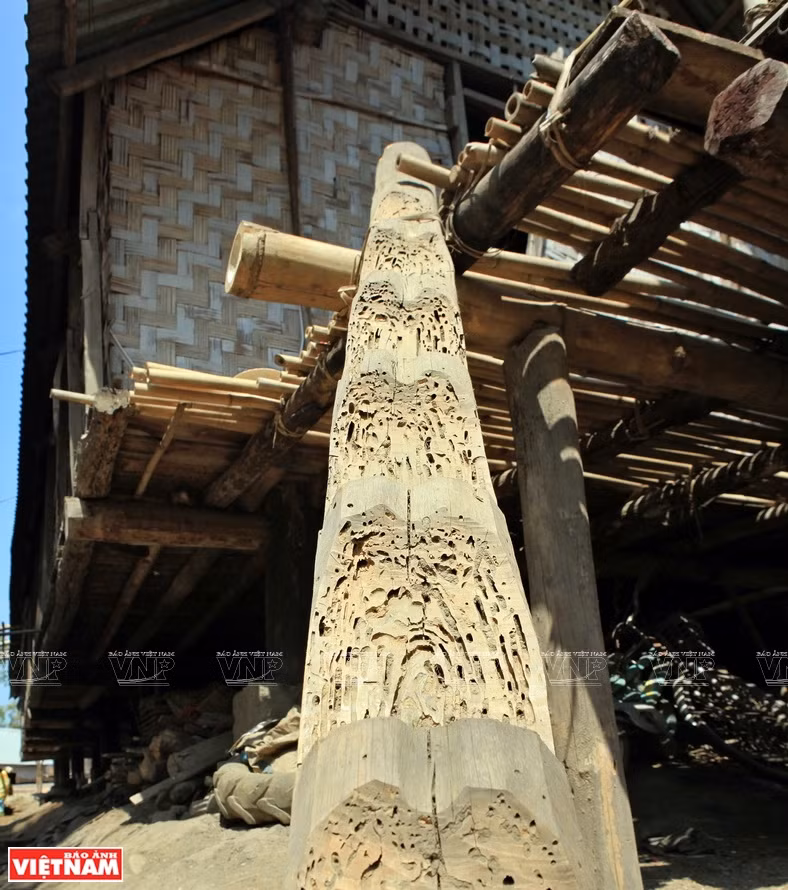 Un escalier en bois menant à une maison sur pilotis. Photo: Vietnam Illustré