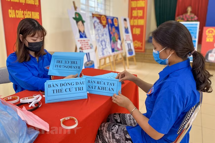 Des jeunes de Hanoï soutiennent les préparatifs des prochaines élections. Photo: VietnamPlus