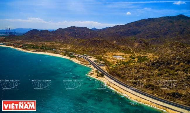 La plage de Ca Na est un lieu où les voies routière et ferrée longent au plus près la côte. Photo: Vietnam Illustré