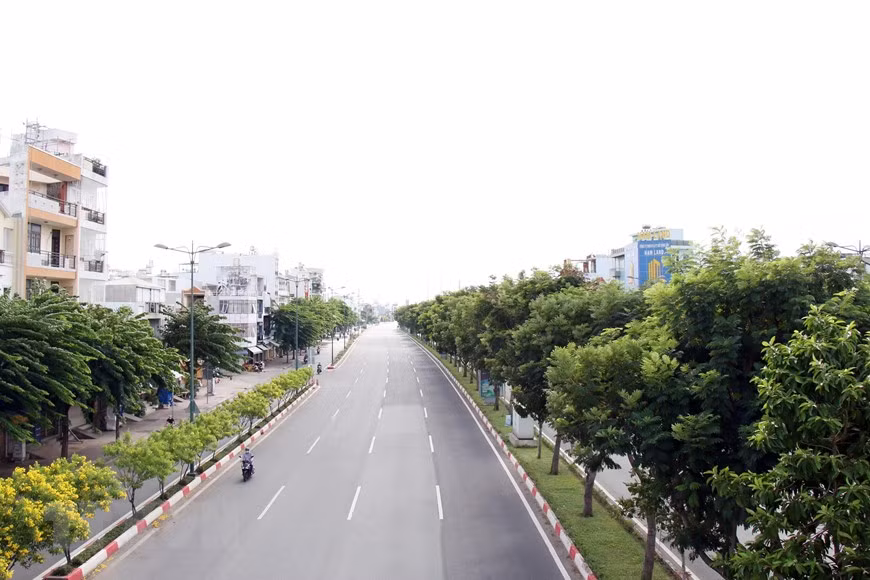 La rue Pham Van Dong, l'un des principaux axes routiers reliant la ville de Thu Duc au centre de Ho Chi Minh-Ville, est déserte. Photo: VNA