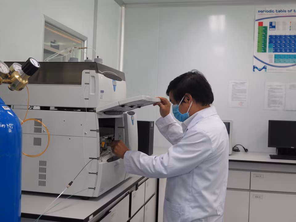 Une étape de test de la qualité du vaccin COVIVAC. 