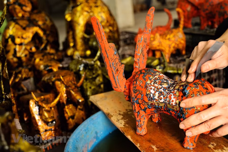 J'ai choisi l'espace de l'ancien village de Duong Lâm pour présenter mes statues de buffle parce que j'aime ma terre natale, Son Tây, et je veux encourager les gens à mieux connaître cet endroit, souligne-t-il. L’exposition des statues de buffle dans un espace typiquement vietnamien contribue à les valoriser. Duong Lâm est un ancien village agricole typique. L’exposition des statues de buffle ici est merveilleuse pour que la valeur de l'artisanat se combine avec l'espace culturel du village. Actuellement, les buffles de Nguyên Tân Phat sont présents dans les maisons centenaires de Duong Lâm afin que les visiteurs puissent les admirer ou les acheter. C'est ainsi que cet artiste exprime sa gratitude envers sa terre natale et soutien ses activités touristiques. Photo: VietnamPlus 