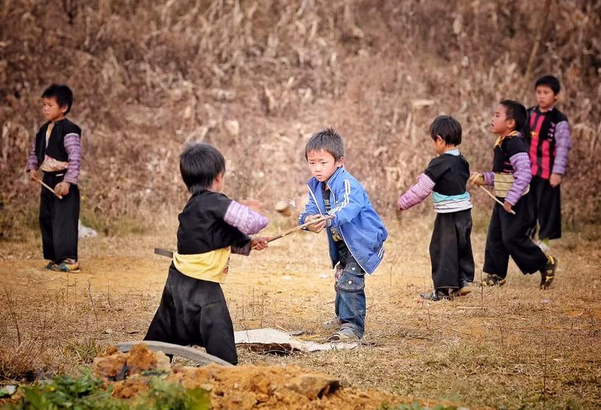 Jouer à la toupie est l'un des jeux folkloriques encore préservés dans les provinces montagneuses du Nord. Photo: Xuan Mai/Vietnam+