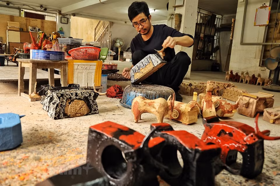 Je les réalisées pour fêter les 1.010 ans de Thang Long-Hanoï. Une autre motivation est venue du fait d’avoir remporté le prix de la catégorie de laque du concours de conception de produits artisanaux de Hanoï en 2020, lancé par le ministère de l’Agriculture et du Développement rural. Cela m’a donc d’autant plus incité à réaliser cette collection. Étant peintre sur laque, j'ai donc réalisé une série de buffles en bois laqués, a partagé Nguyên Tân Phat. Chaque année, à l’arrivée du printemps, M. Phat illustre un animal du zodiaque. On trouve donc dans son espace d’exposition d’innombrables statues et peintures des 12 animaux du zodiaque joyeux, drôles et uniques. Photo: VietnamPlus