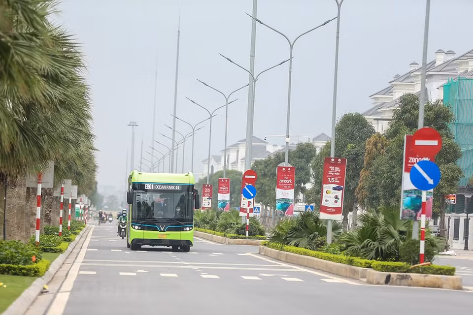 En mai 2019, Vingroup a annoncé la création de la SARL de transport VinBus pour participer au transport des passagers en utilisant des bus électriques.Cette SARL, d’un fonds statuaire de 1.000 milliards de dôngs fournit e fournira des services de transport public à cinq grandes villes du pays que sont Hanoï, Hai Phong (Nord), Da Nang (Centre), Ho Chi Minh-Ville et Can Tho (Sud). Pour répondre aux besoins de déplacement des habitants et réduire l’émission du gaz d’échappement et du bruit, VinBus utilise uniquement des bus électriques. Pour la première phase, 3.000 bus produits par l’usine de construction automobile VinFast seront mis en service. Photo: VietnamPlus