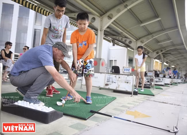 A l'Académie, les enfants sont entraînés par John Mc Kenzie​​ (classé AA par l'Association professionnelle de golf of British-PGA Ecosse). 