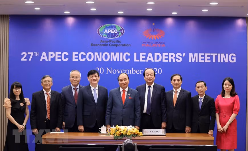 Le Premier ministre Nguyen Xuan Phuc et sa suite au point de pont à Hanoi.