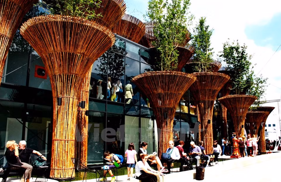 Le pavillon du Vietnam intitulé « Eau et Lotus », construit avec des matériaux naturels, notamment du bambou, s'étend sur plus de 800 m2.