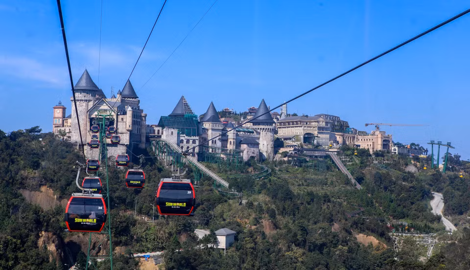 Des télécabines modernes transportent les touristes jusqu’au sommet du mont Ba Na. Photo: VNA