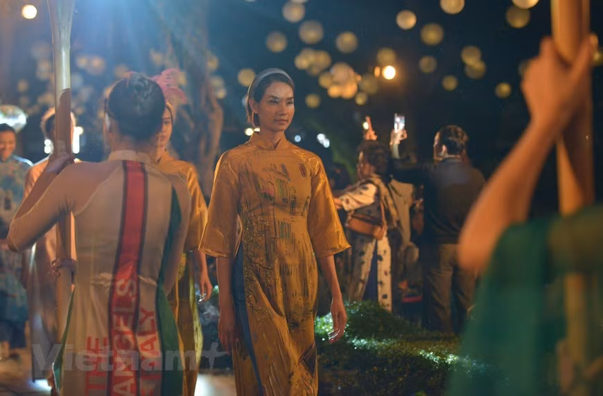 Les femmes vietnamiennes revêtent cette robe traditionnelle, non seulement pour devenir plus belles, mais également pour exprimer leur fierté envers l’emblème vestimentaire du pays et leur responsabilité dans la préservation de la culture traditionnelle. L’ao dài reflète aussi le goût esthétique, la subtilité et la civilité de celles qui le portent. Au fil des années, l'ao dài a bénéficié de nombreuses transformations. À présent, les modèles sont de plus en plus diversifiés pour satisfaire tous les types de clientes. Chaque produit est le fruit d’un travail complet et minutieux dans chaque ligne de couture et chaque motif ornemental. Chaque áo dài est taillé pour une personne et réservé uniquement à cette personne. La production de l’ao dài ne pourrait donc se faire en masse car la cliente doit rencontrer le tailleur pour les mensurations. Les tailleurs sont méticuleux et attentifs dans toutes les étapes de la confection: le choix des tissus, la mesure, la coupe, la couture, la décoration et enfin la vérification de la qualité du produit. Pour de nombreux tailleurs, l'ao dài est devenu leur vraie passion. Ils souhaitent transmettre leur amour pour cette tenue traditionnelle aux clientes pour valoriser l’image de cette tenue. Photo : VietnamPlus