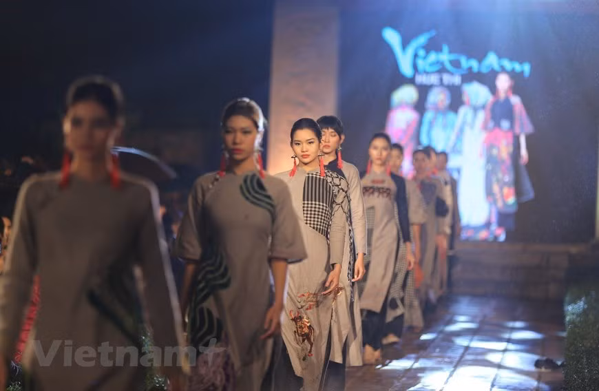 Quinze collections inspirées des cultures de 15 pays à travers le monde ont été présentées, promouvant la beauté culturelle du Vietnam et reflétant des échanges culturels avec des pays d’Asie et d’Europe. Ainsi, les spectateurs pourront admirer des motifs inspirés d’éléments culturels et artistiques de Thaïlande, d’Inde, de République de Corée, de Grèce, des Pays-Bas et de Russie… L’événement s'est inscrit dans le cadre de la campagne "Ao dài - patrimoine du Vietnam" lancé par le comité central de l'Union des femmes vietnamiennes. Plus de 400 artistes, mannequins vietnamiens et des épouses des ambassadeurs de plusieurs pays au Vietnam tels que l’Italie, l’Inde, le Laos et la Biélorussie, ont participé à la manifestation. Photo : VietnamPlus