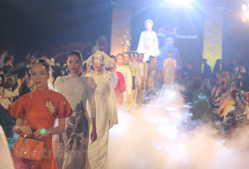 Au cours de la dernière siècle, l'ao dài est passé dans la vie d'art de cinéma, de musique, de peinture… même devenu un symbole, une partie de l'âme vietnamienne au pays comme à l’étranger. La robe traditionnelle joue également un rôle important dans la promotion du tourisme au Vietnam. Les touristes étrangers en visitant le Vietnam, en particulier les femmes, ramènent souvent à la maison un ensemble d’ao dài comme souvenir spécial. Au cours des dernières années, de nombreux designers ont insufflé une nouvelle vie à l’ao dài avec de nouveaux designs. Des créateurs de mode tels que Minh Hanh, Vo Viet Chung et Si Hoang ont contribué à promouvoir l’ao dài dans l'industrie de la mode régionale et internationale. Photo : VietnamPlus
