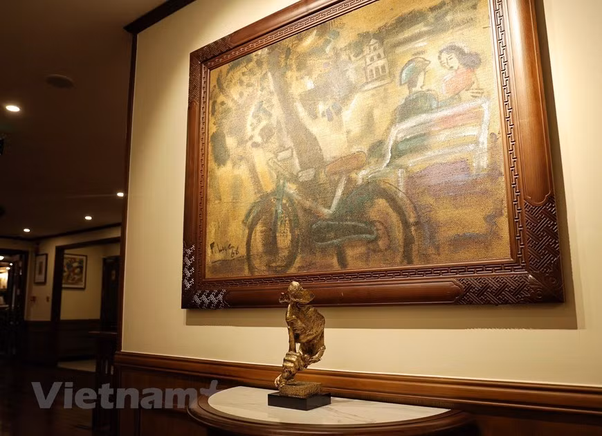 « C'est la première fois que Pham Ha développe cette idée unique et je me sens très excité lorsque mes peintures sont exposées sur l'espace patrimonial du" roi des navires "Bach Thai Buoi. » dit Pham Luc. «Heritage Cruises Binh Chuan est spécialement conçu pour donner aux visiteurs la possibilité de profiter de l'art dans un cadre du patrimoine naturel. » Pham Luc (né le 14 mars 1943) est un artiste né à Hue vivant et travaillant à Hanoï. Il est considéré comme un artiste avec un style distinctif signifié par des imageries humbles et libres d'esprit, une palette sombre mais chaleureuse et divers médiums. Outre la composante visuelle de ses œuvres, la beauté des peintures de Pham Luc réside dans le contenu - émotions romantiques, désir de paix et de liberté parallèlement à la réminiscence de la guerre. Photo : VietnamPlus