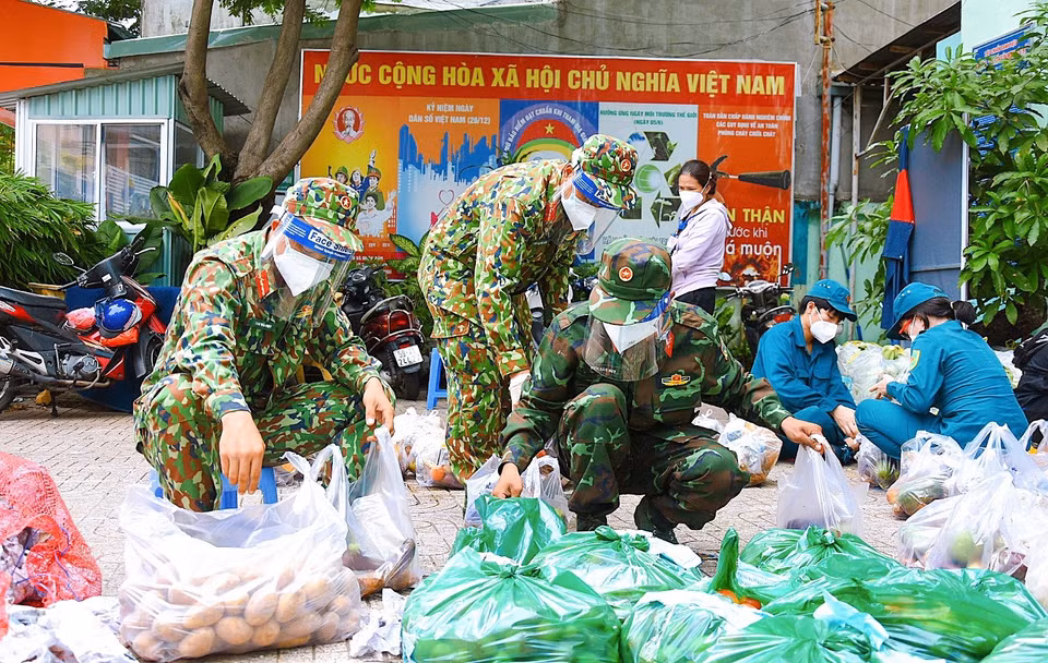 Afin d'assurer la mise en œuvre des règlements sur la distanciation sociale, depuis le 23 août, les habitants de Ho Chi Minh-Ville doivent appliquer le mot d’ordre dans l’Acte du Premier ministre sur la lutte contre l’épidémie de Covid-19: «Restez là où vous êtes!». Il n’y aura aucun contact entre les habitants de différents foyers, quartiers, communes ou rues… Photo: VNA