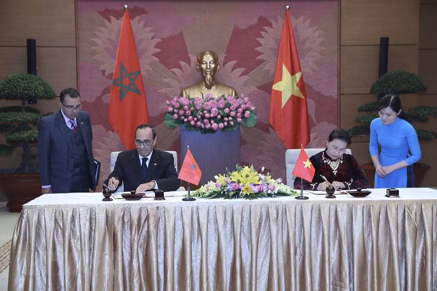 La Présidente de l’Assemblée nationale du Vietnam Nguyên Thi Kim Ngân et le Président de la Chambre des Représentants du Maroc, Habib El Malki, signent le 18 décembre 2017 à Hanoï, une convention de coopération entre les deux organes législatifs. Photo : Trong Duc – VNA