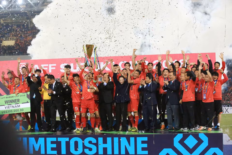 Le Premier ministre Nguyen Xuan Phuc remet le trophée du Championnat d'Asie du Sud-Est de football de 2018 (AFF Suzuki Cup 2018) à l'équipe vietnamienne, au stade national de My Dinh. Photo : VNA