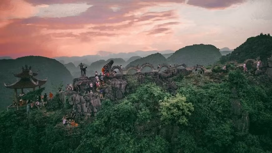 La province de Ninh Binh abrite également de mystérieuses grottes rocheuses. Photo: la grotte de Mua, un paradis sur terre. (Photo: VNA) 