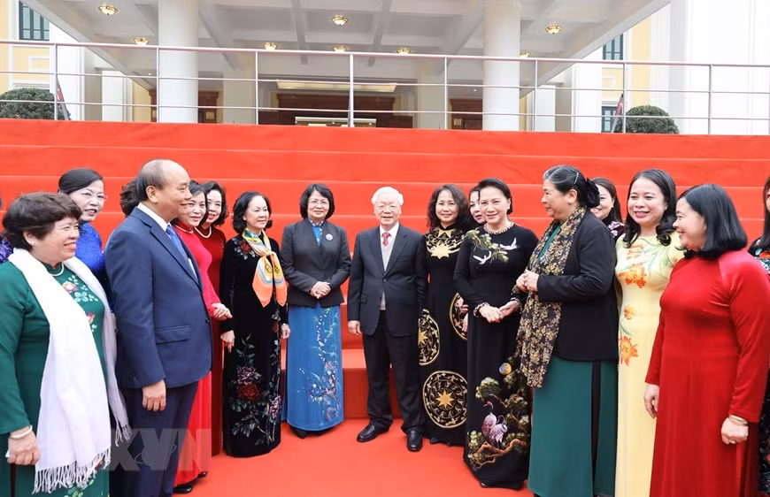Le secrétaire général du Parti et président vietnamien, Nguyen Phu Trong, le Premier ministre Nguyen Xuan Phuc, la présidente de l’Assemblée nationale Nguyen Thi Kim Ngan, et d’autres délégués. 