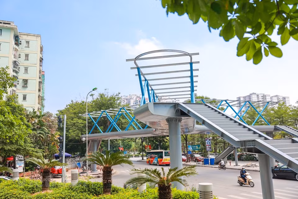 Le pont piéton en acier en forme de Y est construit à partir de mai 2020 et devrait être inauguré le 30 juin 2021, selon un représentant du Comité de gestion des projets d'investissement dans la construction de l’arrondissement de Thanh Xuan - maître d’ouvrage du projet. Bien qu'il ne soit pas encore mis en service, de nombreux jeunes viennent prendre de belles photos. Le Tran Trung Hieu, étudiant de 2ème année de l’Université du Travail et des Affaires Sociales, a dit qu'il habite dans la rue Lang Ha et qu’il va à l'école tous les jours par l’intersection Hoang Minh Giam-Nguyen Thi Thap. Photo: VietnamPlus