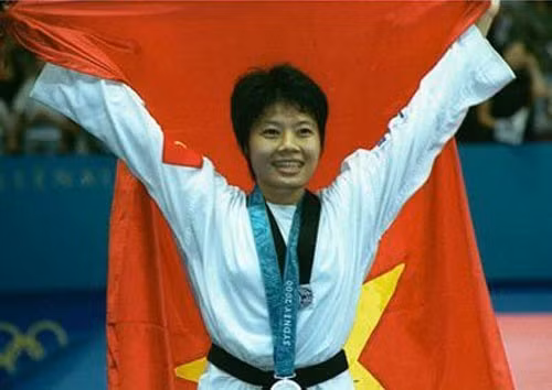 La taekwondoka Tran Hieu Ngan remporte la première médaille d'argent olympique pour le Vietnam aux Jeux olympiques de Sydney en 2000. Photo : VNA