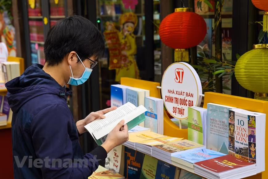 "C’est un lieu intéressant où l’on peut trouver beaucoup de livres mais aussi échanger avec des personnes qui ont la même passion pour les livres", a confié un étudiant en venant dans cette rue de livres de Hanoi. La rue de livres est la première du genre de la capitale, qui sert également d’un espace culturel et de divertissement pour les Hanoïens. D’après des experts, la capitale compte déjà plusieurs lieux baptisés "rue des livres", dont les rues Nguyên Xi ou Dinh Lê. Mais ce sont uniquement des points de vente et il n’y a pas ou peu d’espaces de lecture. Il n’y a pas non plus de rencontres entre lecteurs, auteurs et éditeurs. Photo : Minh Son/Vietnam+ 