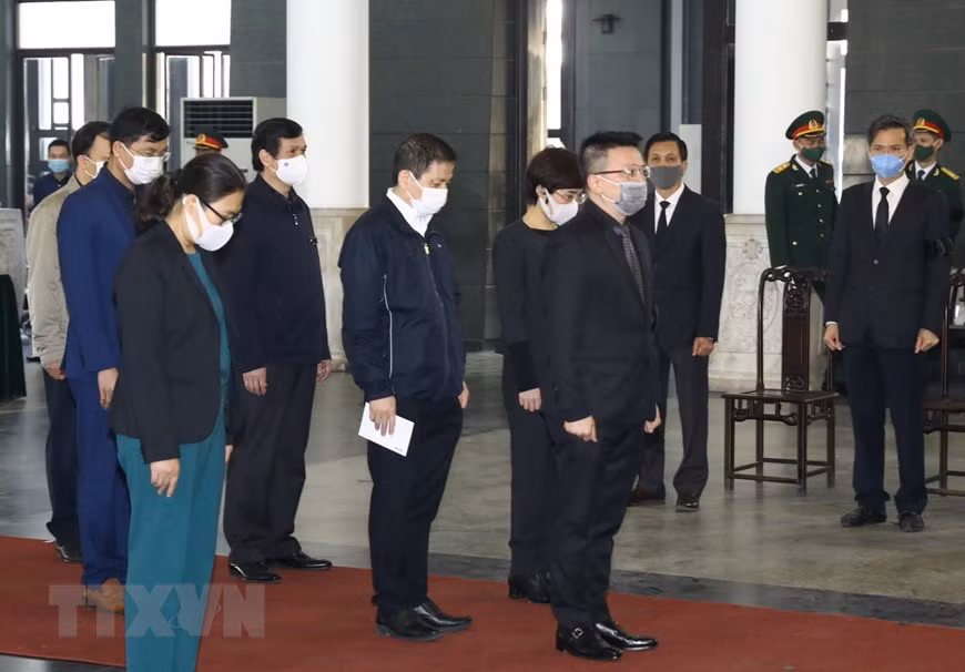 La délégation de l'Agence vietnamienne d'information, conduite par son directeur général adjoint Le Quoc Minh, membre du Comité central du Parti, rend le dernier hommage au défunt. Photo : VNA