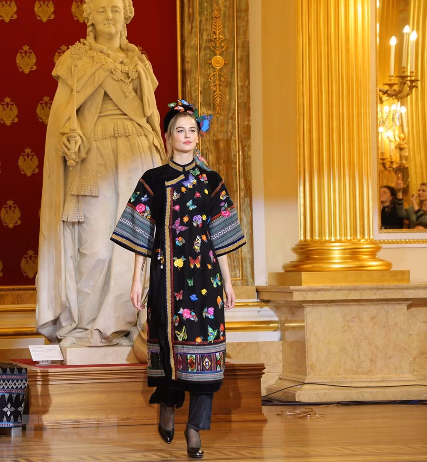 Démonstration de l'"ao dai" vietnamien au musée Tsarytsino à Moscou. Photo : Vera Mazhirina/VNA 