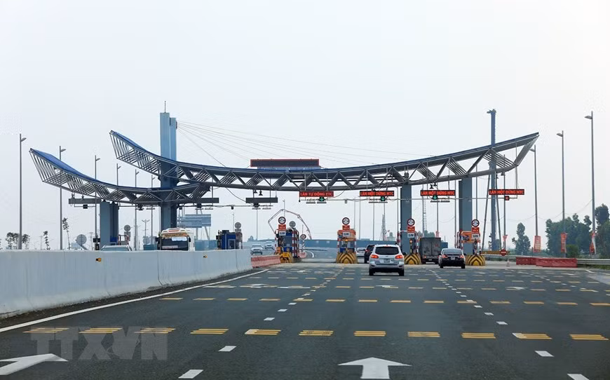 Le péage du pont Bach Dang est situé sur la route à Km20+660, comprenant huit voies, dont deux utilisées pour le péage automatique non-stop, quatre pour le péage automatique non-stop et un arrêt. Photo: VNA