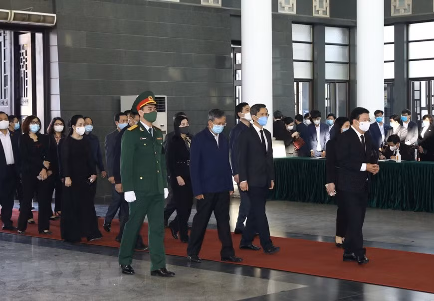La délégation du gouvernement rend hommage à M. Trong. Photo : VNA 