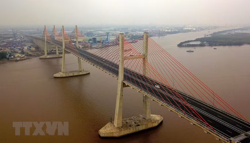 Le pont Bach Dang est un point important contribuant à prolonger l'autoroute Hanoi-Quang Ninh. Photo: VNA