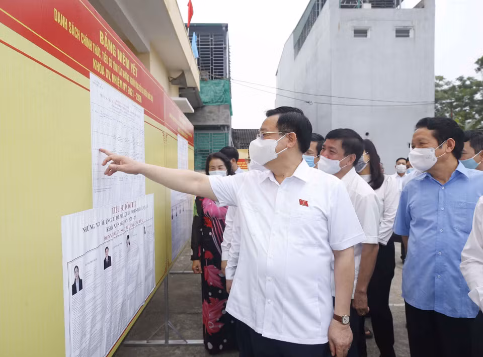 Le président de l'Assemblée nationale Vuong Dinh Hue inspecte les préparatifs des élections dans une circonscription de la ville de Tuyen Quang. Photo : VNA 