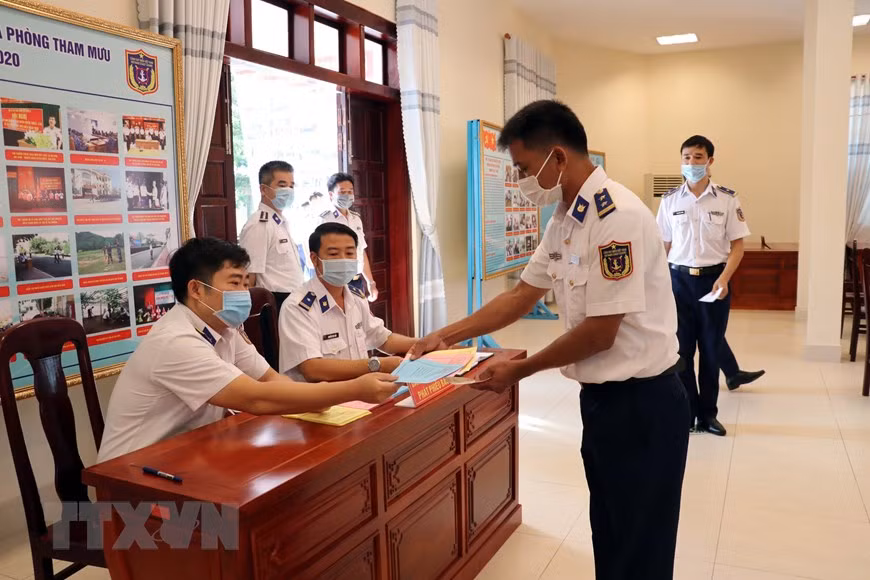 Des officiers et soldats recueillent des bulletins de vote dans la circonscription de la Garde-côtes de la zone 3. Photo: VNA