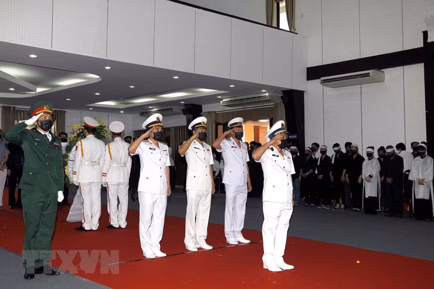 La délégation de la Marine rend le dernier hommage au défunt. Photo : VNA 
