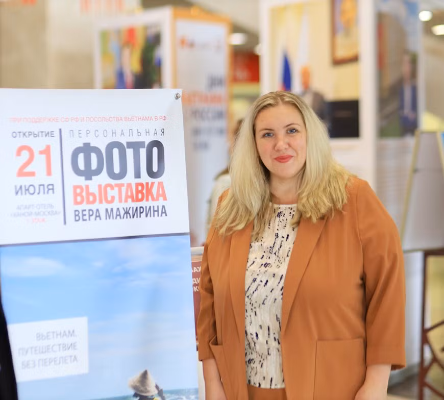 La photographe russe Vera Mazhirina lors d'une exposition personnelle intitulée "Vietnam - Voyage à travers les photos", qui a eu lieu à Moscou, en juillet 2020. Photo: VNA