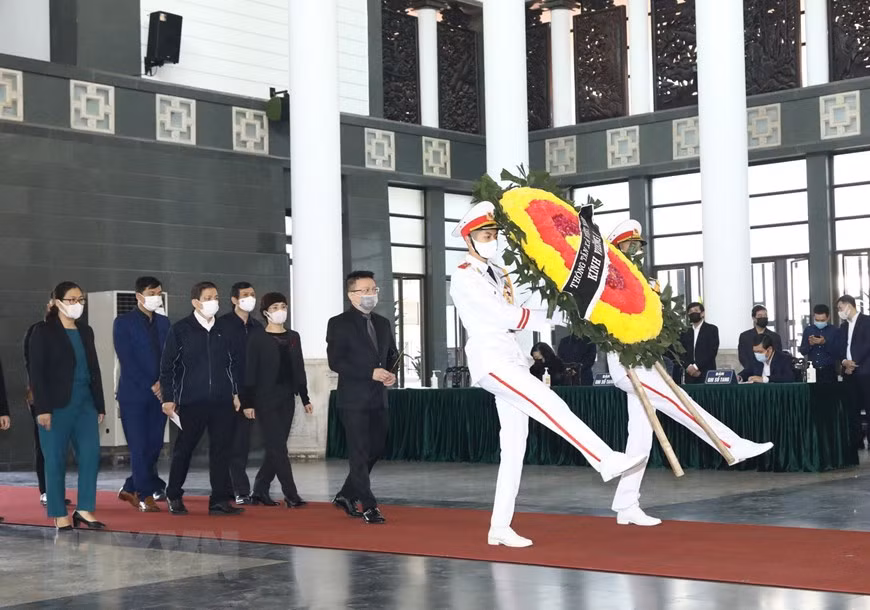 La délégation de l'Agence vietnamienne d'information, conduite par son directeur général adjoint Le Quoc Minh, membre du Comité central du Parti, rend le dernier hommage au défunt. Photo : VNA 